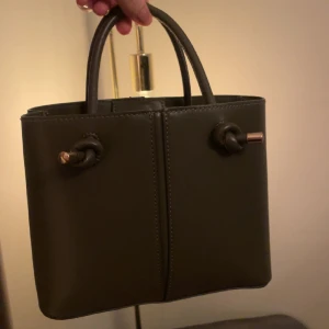 Mörkgrön väska - Säljer denna jätte fina gröna väska🥰