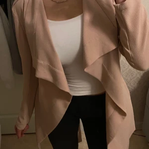 Kappa/trenchcoat - tunn kappa från bubbleroom, superfin och söt 🩷passar S/XS  nypris 500