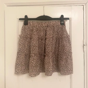 rosa söt kjol - finns redan i en annan annons på min sida! kolla där om du är intresserad :)