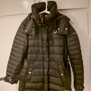 Burberry dunjacka  - Burberry dunjacka svart och guld storlek xl 