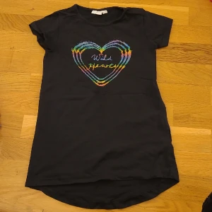 T-shirt  - T-shirt med tryck i storlek 122/128, i jättebra skick. Kan fraktas men köparen står för frakten 💕