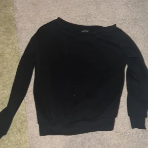 Sweatshirt från even&odd - Jätteskön half off shoulder tröja från even&odd, knappt använd❤️köpt för 300kr från Zalando 💕