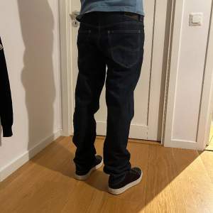 TJENA lee jeans som är använda 2 ggr typ! Strlk 32/32 — nypris 1000kr. Vill ha de lite mer slim drf säljer jag!  (är 180cm, 65kg)