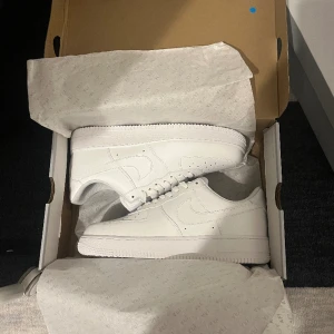 Nike af1 stl45 - Julklapp till min bror men dom va försmå så säljer dom nu då jag inte hittar kvittot i mailen - stl 45 - bara testade - enbart frakt - köptes för 150€