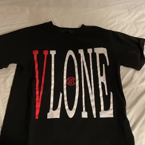 V-lone t shirt - Säljer en v-lone t shirt skick 9/10 knappt använd 