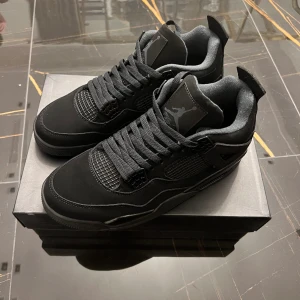 Jordans 4 Black Cats - Hej, säljer ett par Jordans 4 Black Cats, aldrig använda. Box medföljer och skorna kan även testas innan köp. 