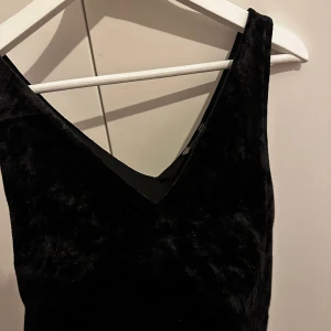 Svart sammetlinne - Köpte secondhand men ursprungligen lindex. I sammetstyg och passar bra över en vit t-shirt:)