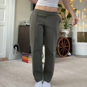 Byxor  - Skit snygga och sköna byxor från weekday. Säljs pga att de inte används lika mycket. När jag använder dem viker jag ner kanten för att de ska bli mer lågmidjade.