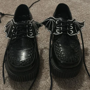 Demonias creeper-205  - Storlek 37 (dam) Säljer då jag inte har använt då länge och inte passar min stil  Inga fel, inte använda mycket