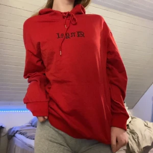 Röd hoodie (Angel) - Säljer denna hoodie pågrund av att den aldrig användes använt Max 1 eller 2 gånger, både bekväm och luftig av sig. 