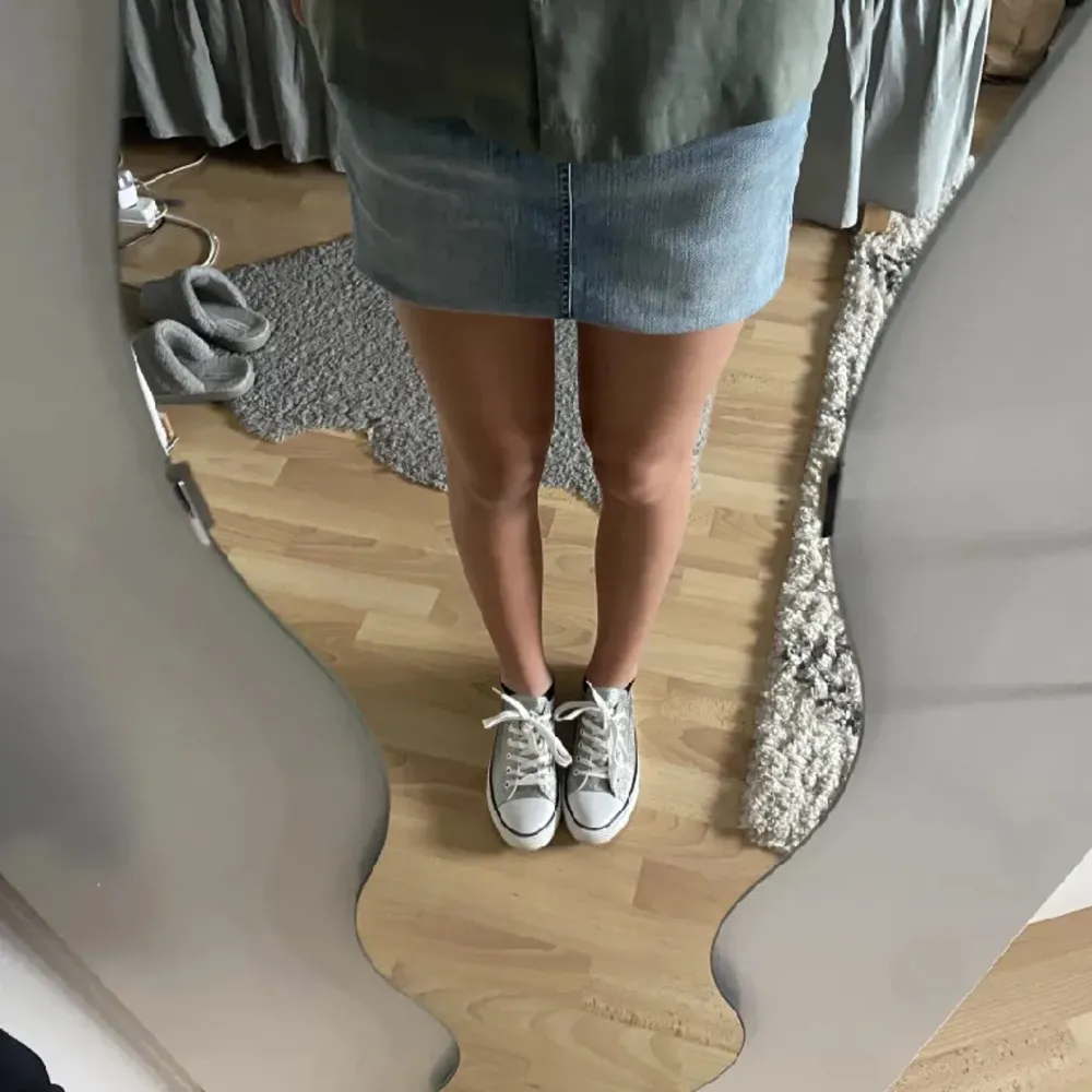 Låga converse liknande skor i silver🥰 så extremt fina!! Storleken är 41 men skulle säga att de snarare passar 39/40. Som nya!. Skor.