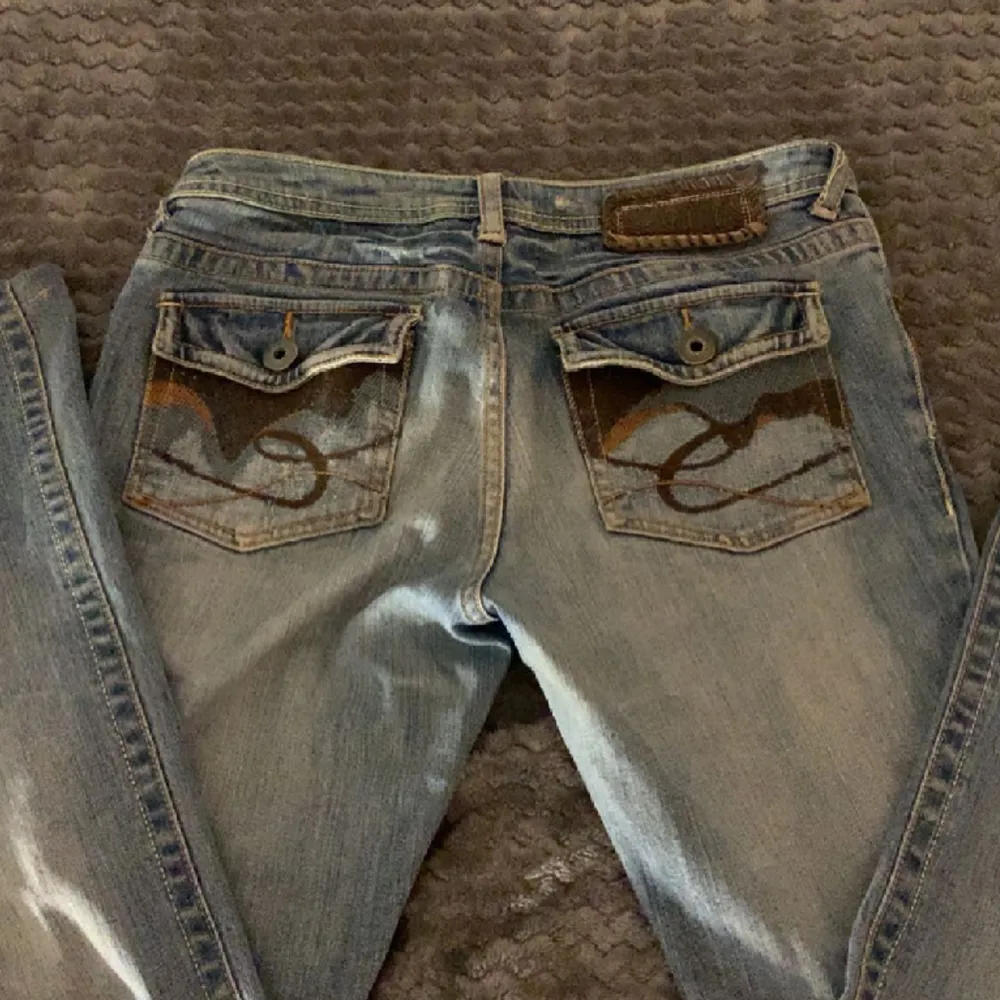 Ett par jättefina jeans i bra skick. Har knappt använt eftersom att de var lite för korta på mig (jag är 164). Ifall ni har frågor kan ni skriva i kommentarerna!💕💕. Jeans & Byxor.