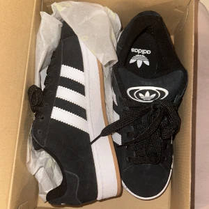 Adidas campus  - Helt nya adidas campus 💗 säljer för de inte komemr till användning , ni kan även få de för lite billigare vid snabb affär!!