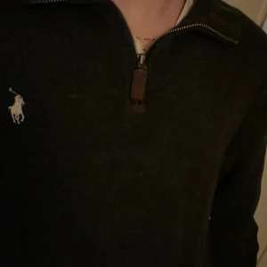 Ralph lauren halv-zip  - Tjena säljer nu min riktig snygga och stilrena halv-zip ifrån Ralph Lauren. Tröjan är i riktigt bra skick utan några defekter. Storleken är S men passar både S och M. Vid frågor eller andra funderingar är det bara att skriva😉🙌