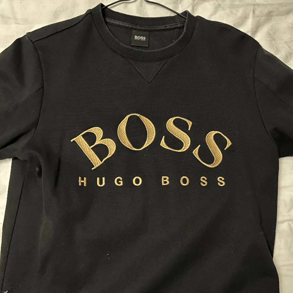 En Hugo Boss tröja i fint skick. Hoodies.