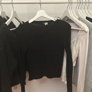 Basic svart tunn ”stickad” tröja som ej kommer till användning❤️