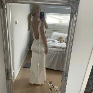 Balklänning  - Säljer min syilrena balklänning andvänd en gång. De silke ish (skönt material). Passar en s/xs är själv 163. Rosa beige färg, (bilder).  Har ni frågor hör av er!! ❤️❤️