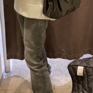 Gråa mid-waist jeans - Mörkgråa mid-waist jeans från zara! Säljer då de är för små för mig! Strl Xs