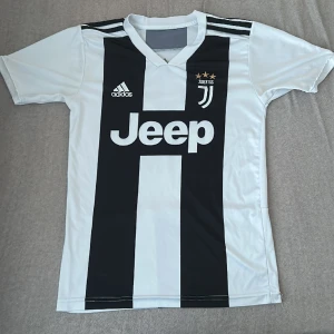 Juventus tröja - Juve tröja! Utöver en liten defekt på 7an på ryggan är tröjan felfri! Därav det låga priset :)