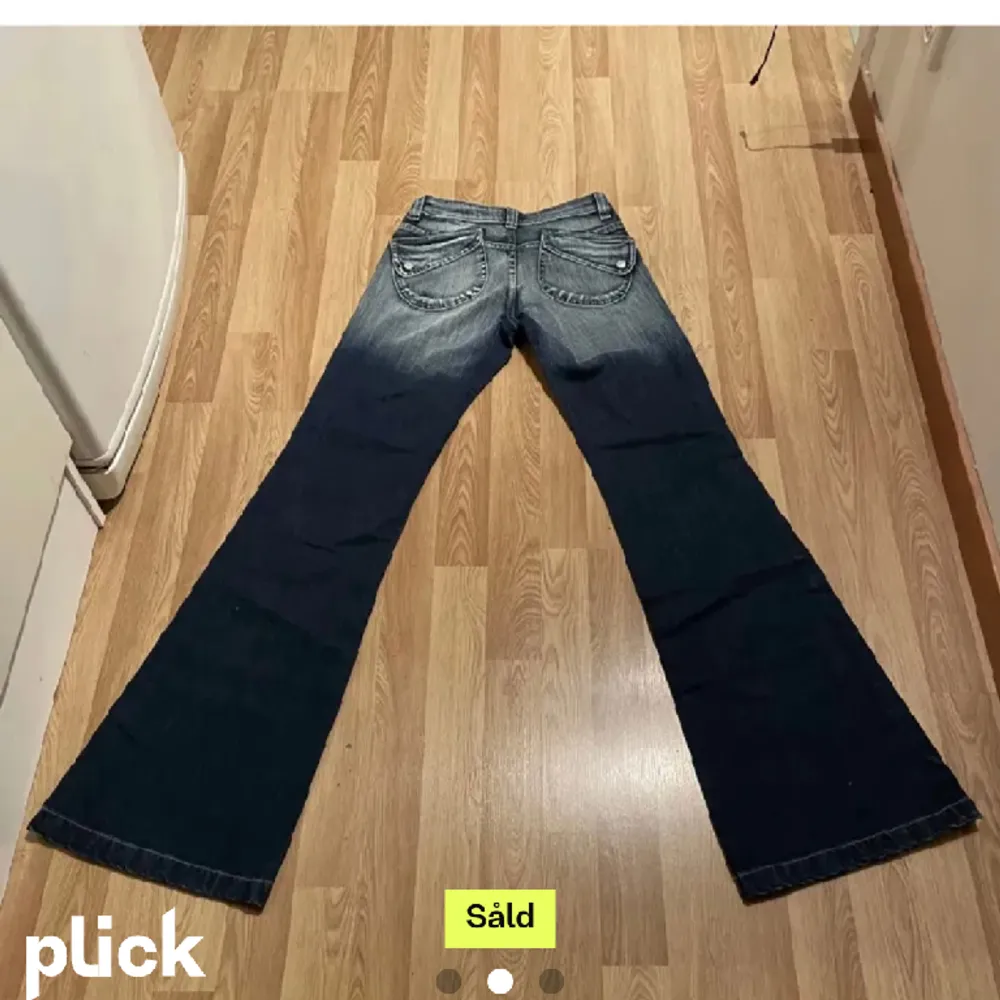 Säljer dessa jätte snygga jeans pga de var för små för mig🙁 De är bootcut modell och sitter as snyggt. Köpta här på plick. Midjemått 34cm och 88 i benlängd. (Inte mina bilder). Jeans & Byxor.
