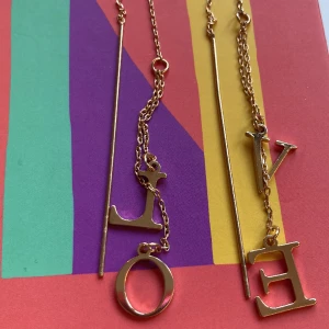 LO.VE örhängen  - Dem  här örhängena säljer jag för jag aldrig har använt dem och för  att det inte är  min still.😉