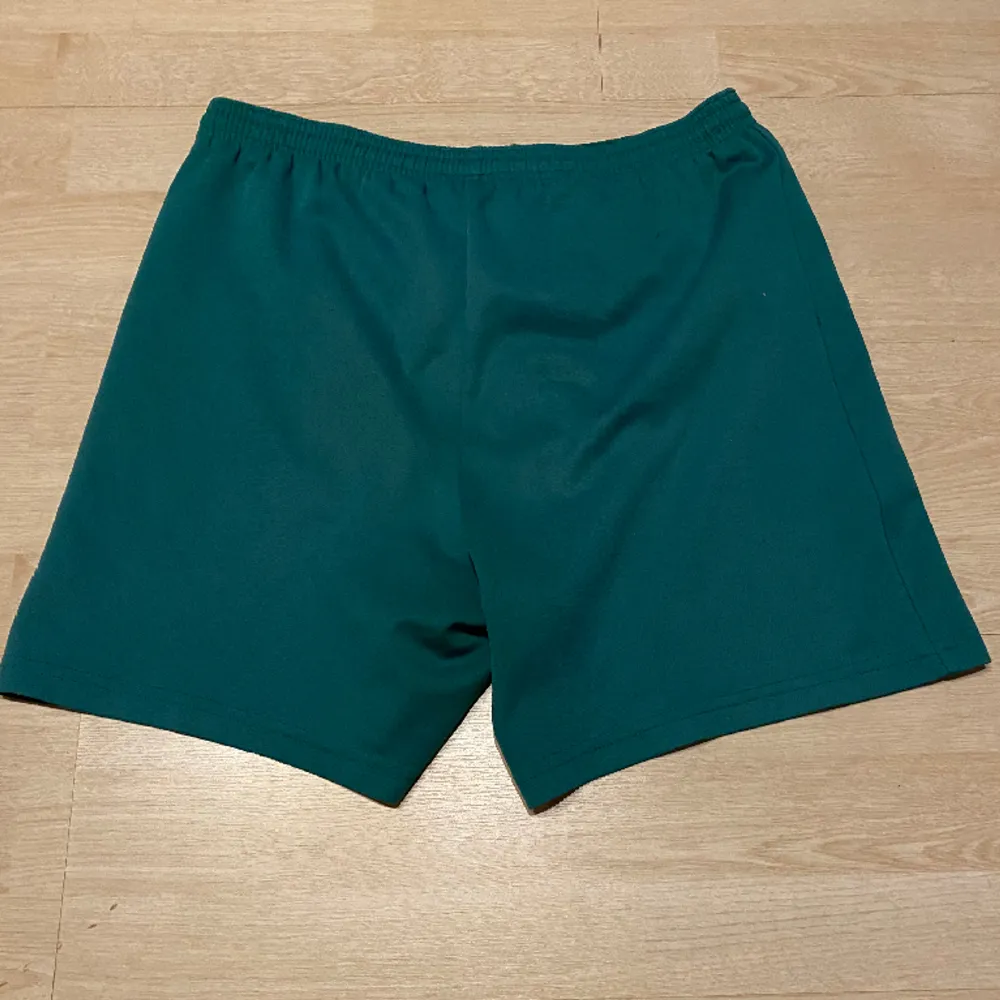 Sköna shorts från adidas. Skulle säga att de passar runt stl s-m.  Kolla gärna in mina andra annonser🤩  Fraktas inom 48h📦📩. Shorts.