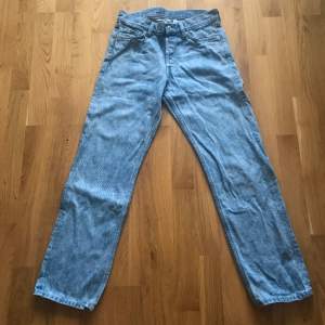 Hej! Säljer nu ett par Weekday jeans, köpta för 600 säljer för 199. Skriv om du har frågor👍