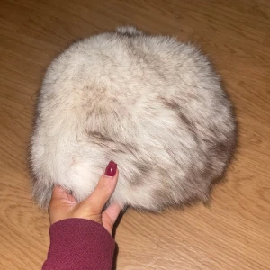 Pälsmössa  - Såå snygg och lyxig pälsmössa! Aldrig använt den därför säljer jag💖💖