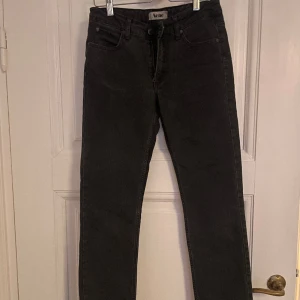 Svarta ACNE jeans - Svarta jeans stuprörs jeans från acne i bra skick, inte använda super mycket så fortfarande i bra skick 
