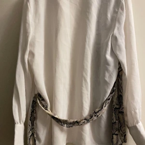 Blus - Vit blus med djur mönster på. Sparsamt använd. Passar S/M 