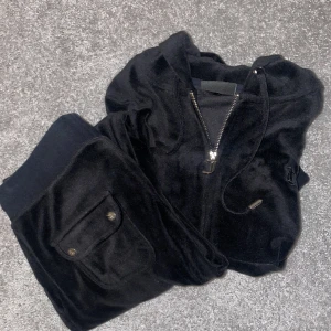 Juicy Couture Set - Tröjan (M/L, passar på mig som vanligtvis har s) mycket bra skick, byxorna (XS-S) bra skick. Skriv för mer info!  