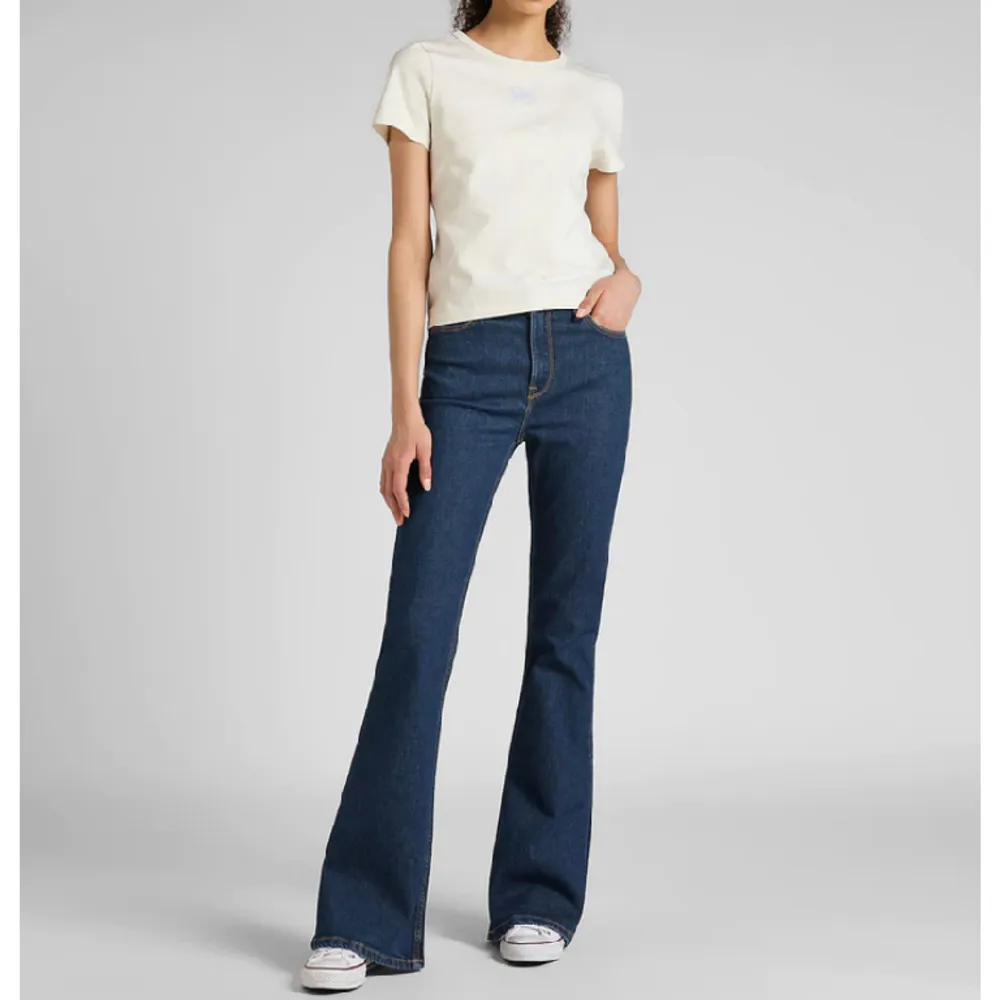 Jätte snygga jeans från Lee i super bra skick men kommer tyvärr inte till användning💘Skriv vid frågor eller fler bilder🤗 Första bilden är lånad!. Jeans & Byxor.