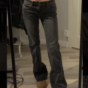 Low waist jeans - Säljer dessa slutsålda low waisted jeansen från H&M🫶🏽 Säljer pga att de inte kommer till användning, endast använda en gång! Pris kan diskuteras 