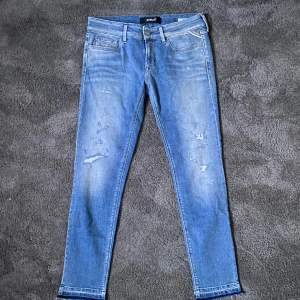 Galet snygga replay jeans med slitningar! Storlek 28/30. Dom är i bra skick 8,5/10. Hör gärna av er vid fler frågor😁