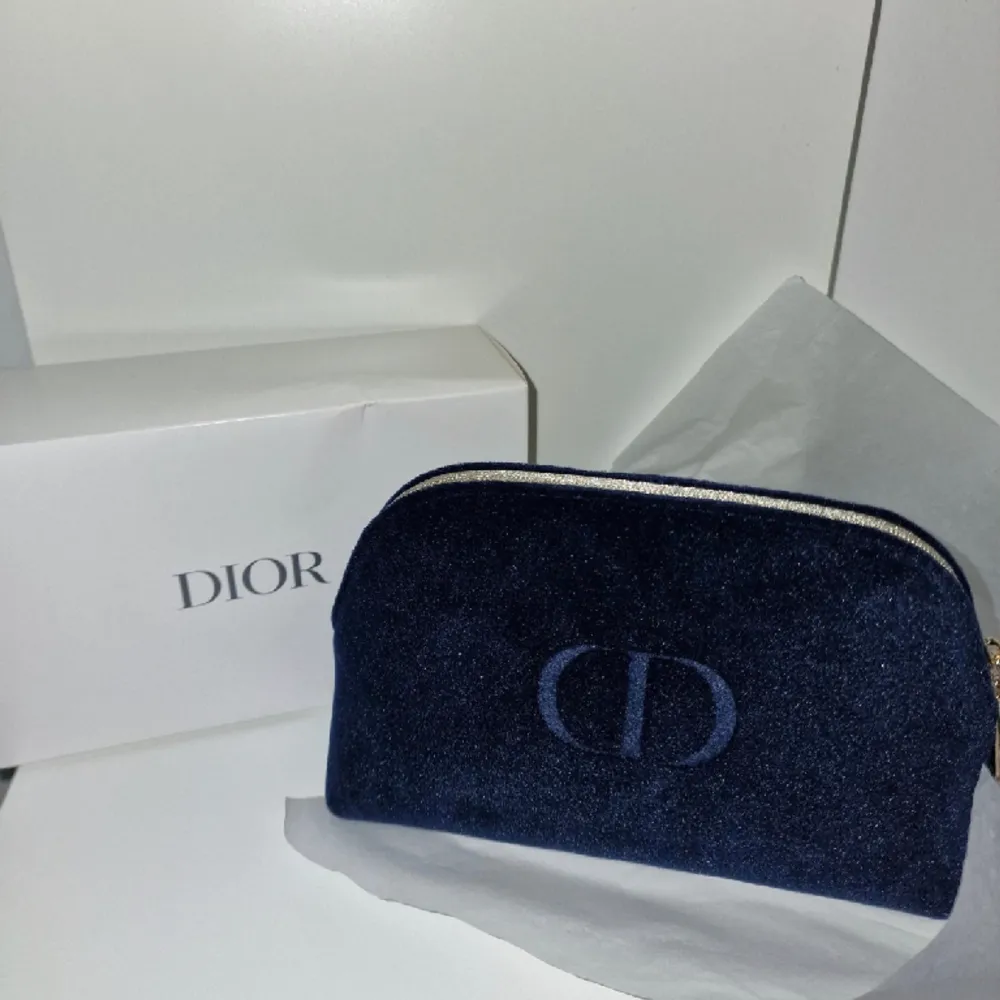 Helt ny mindre väska eller necessär från dior. Aldrig använd, plasten kvar på detaljerna. Enbart upplockas för bild. Mörk mörk blå näst intill svart. Accessoarer.