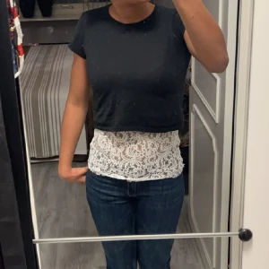 Spets topp  - Jätte fin vit spets topp som passar så bra med en croppad t-shirt över 💕