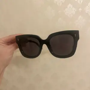 Säljer mina fina solglasögon chimi #008 i svart. Lite repiga men inget som syns tydligt. Säljer pga använder sällan, därav det billiga priset! Fodral tillkommer.  Skriv för mer info/ fler bilder 💕