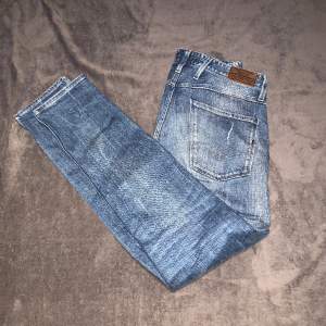 Säljer dessa as schyssta jeansen från Replay i modellen Anbass, skick 9/10, Storlek 31/34, pris går självklart att diskuteras!