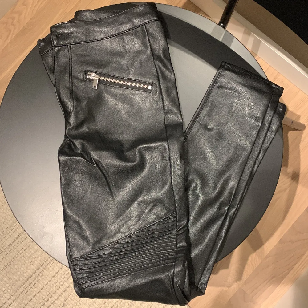 Svarta skinnbyxor från hm helt nya. Storlek 38. Jeans & Byxor.