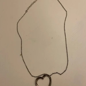 Silver halsband  - Säler detta silver halsband då de inte kommit till någon användning längre m, skicket är bra och priser går att diskutera💕 hör av er vid frågor mm❤️