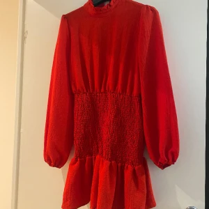 Röd klänning. ❤️ - Helt ny oanvänd röd klänning från Shein.  💃🏼
