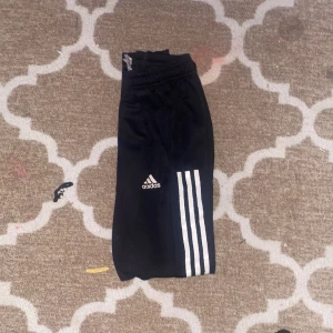 Adidas  - En par adidas byxor i stolek Xs