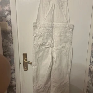 Jeans Hängselbyxa Vit - Bara använda 2 ggr tidigare! Passar med vilken tröja som helst💞