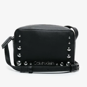 Calvin Klein Väska - Sjukt fin Calvin Klein väska! Säljs inte nån stans längre. Köptes för ca 1300