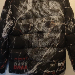 Tjock vinterjacka  - Storleken M, är i bra skicka knappt använd.