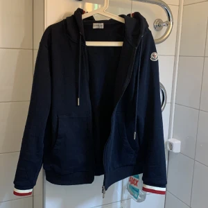 Moncler tröja - säljer en helt ny moncler tröja i nyskick 10/10, Storlek L på tröjan men passar även i M, vid fler funderingar är det bara att skriva!