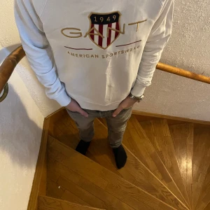 Gant Sweatshirt - 10/10 skick, har blivit använd 2-3 gånger! Jävligt fräsch! 1000kr nypris