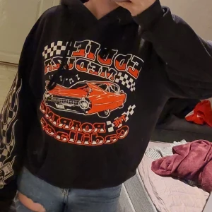 Hoodie - Eddie meduza hoodie i jätte fint skick. Storlek M 250kr+ frakt🤍