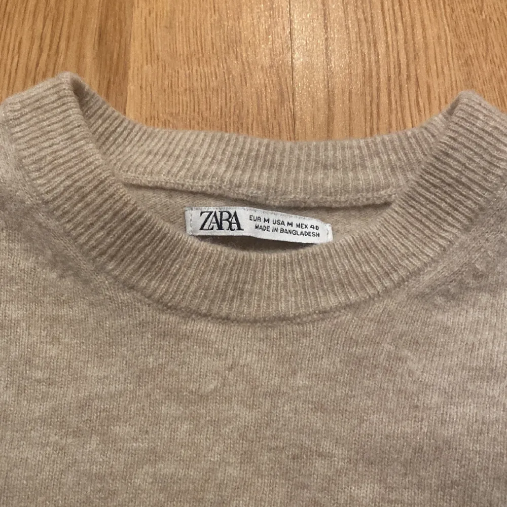 Stickad tröja från zara som inte används längre liten i storlek, inga defekter hör av er vid frågor!. Tröjor & Koftor.