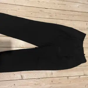 Svarta kostymbyxor från gina tricot, säljer pga lite för långa för mig, de är högmidjade i strl 36 från Gina Tricot 